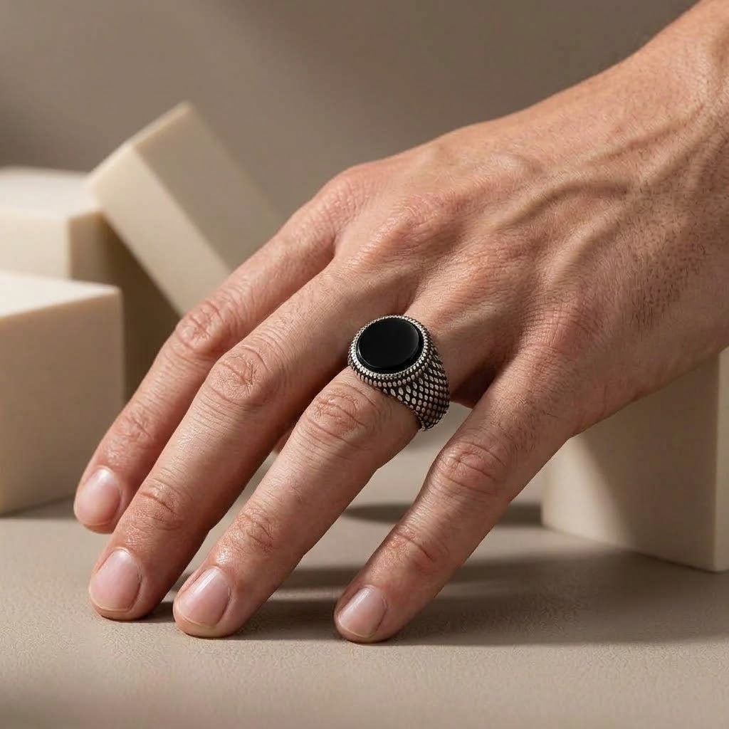 Chevalière Homme Ronde Pierre Noire Ciselée Acier Inoxydable – Scicli