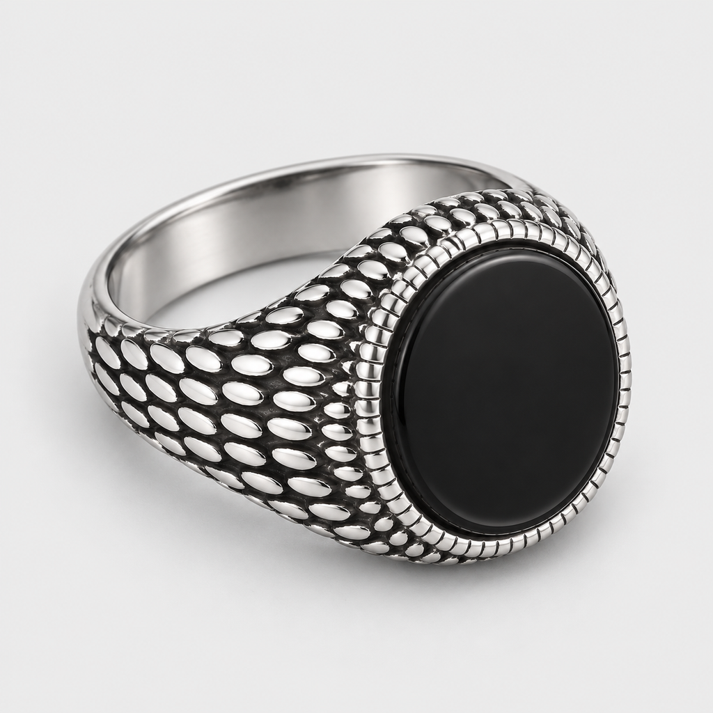 Chevalière Homme Ronde Pierre Noire Ciselée Acier Inoxydable – Scicli