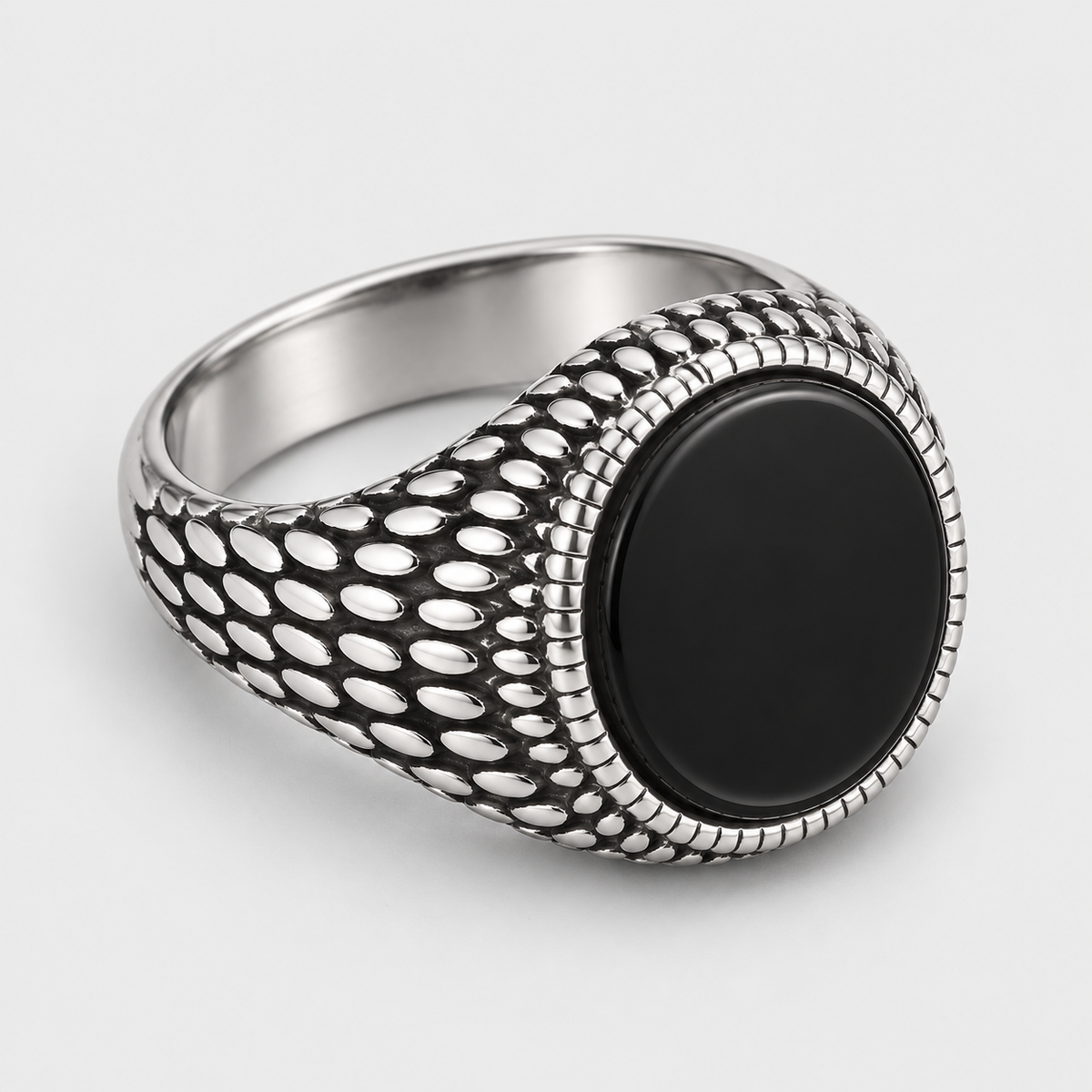 Chevalière Homme Ronde Pierre Noire Ciselée Acier Inoxydable – Scicli
