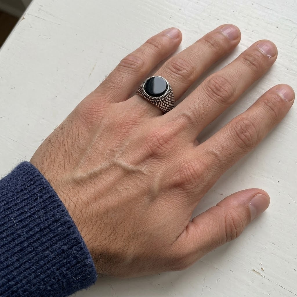 Chevalière Homme Ronde Pierre Noire Ciselée Acier Inoxydable – Scicli
